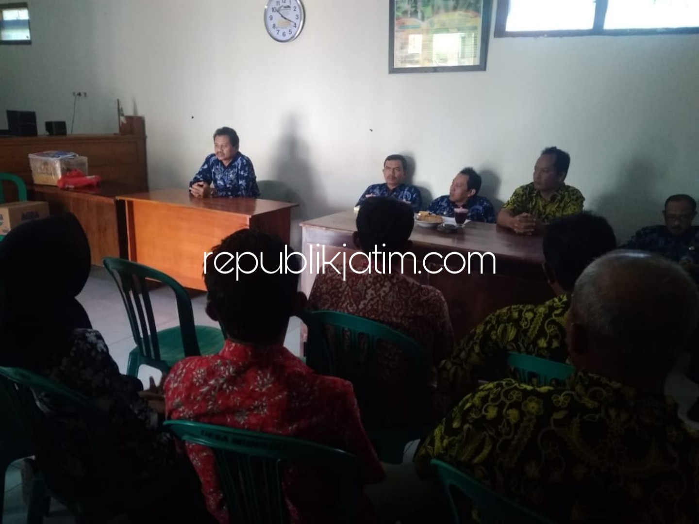MONITORING - Camat Bungkal, Jemangin bersama rombongannya menggelar inspeksi mendadak (sidak) ke Kantor Desa Munggu, Kecamatan Bungkal, Ponorogo untuk melaksanakan monitoring sebelum pemeriksaan inspektorat, Kamis (24/01/2019).