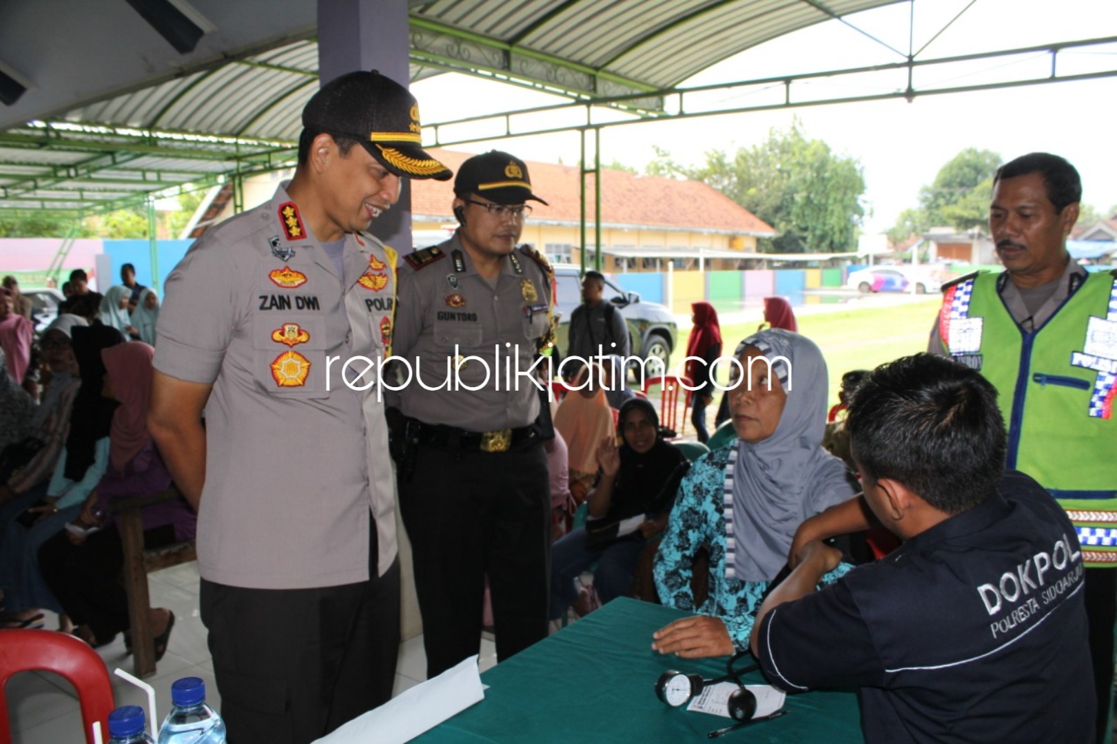 BHAKTI SOSIAL - Kapolresta Sidoarjo, Kombes Pol Zain Dwi Nugroho melihat kegiatan bhakti sosial kesehatan di Balai Desa Lemujut, Kecamatan Krembung, Sidoarjo, Kamis (24/01/2019).