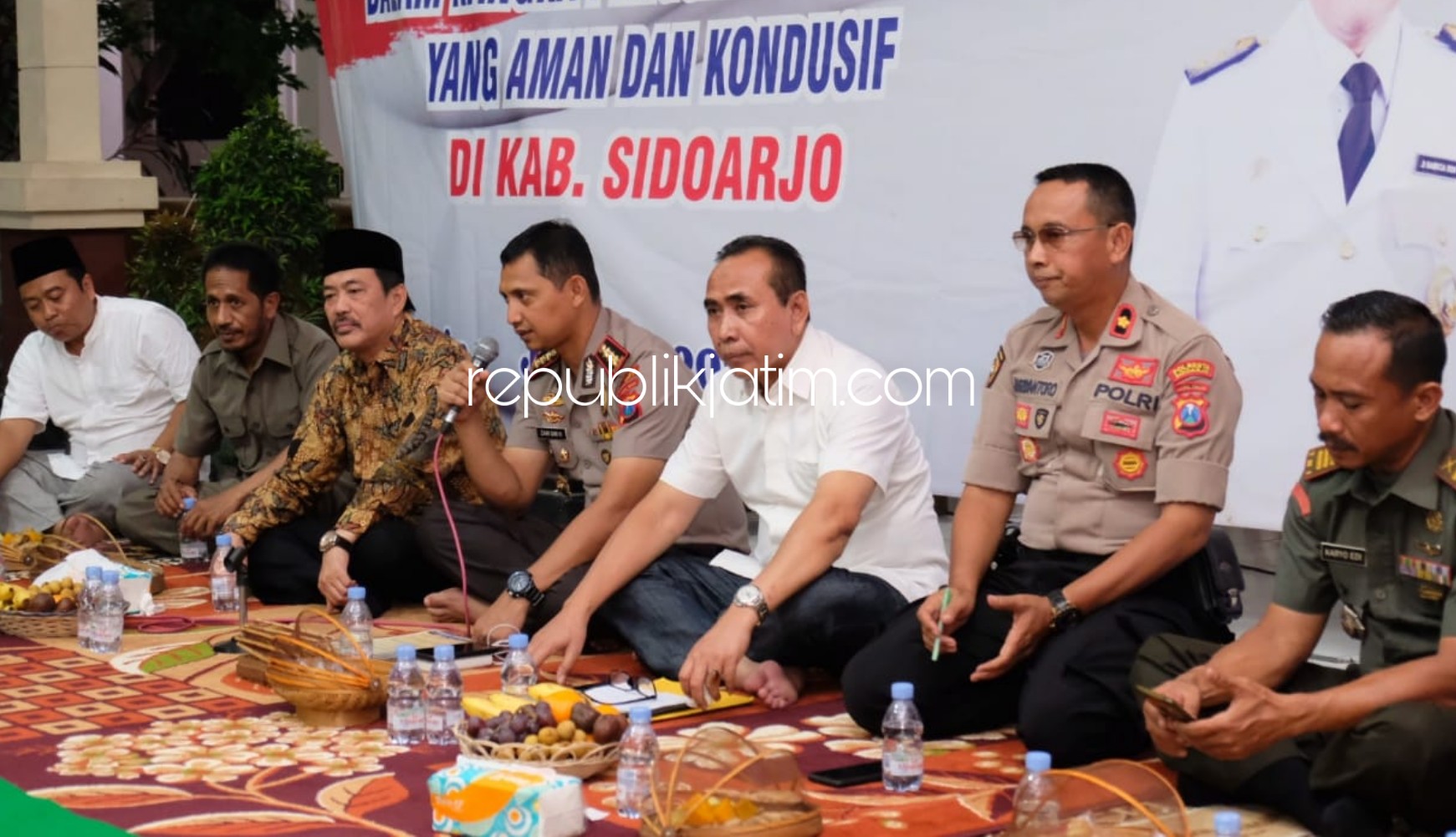 CANGKRUKAN - Kapolresta Sidoarjo, Kombes Pol Zain Dwi Nugroho dan Plt Bupati Sidoarjo, Nur Ahmad Syaifuddin memberikan paparan soal Kamtibmas menjelang Pilkades dan Pilkada, Kamis (23/01/2020) malam.