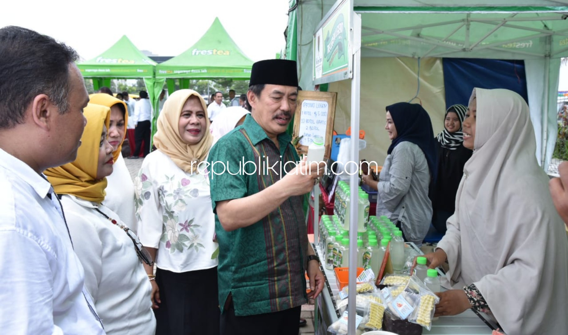 TINJAU - Plt Bupati Sidoarjo, Nur Ahmad Syaifuddin meninjau satu per satu dari 85 UMKM yang ikut pameran di Parkir Barat Transmart, Sidoarjo, Sabtu (25/01/2020).