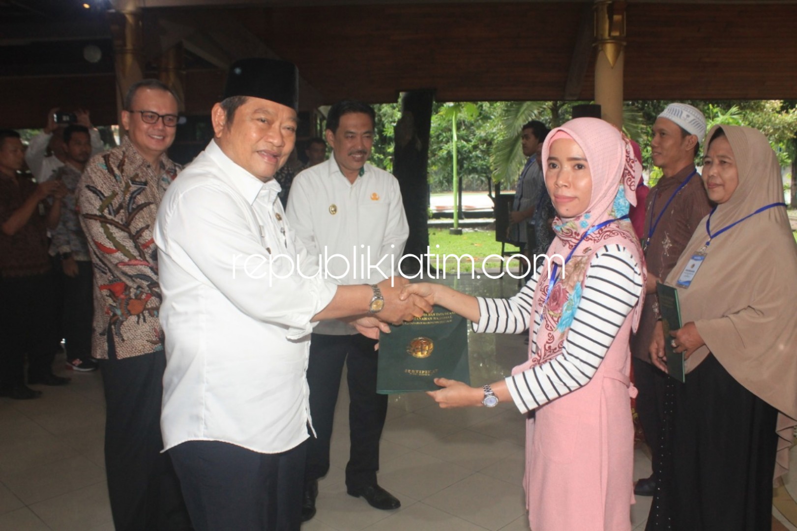 PENYERAHAN - Bupati Sidoarjo, Saiful Ilah didampingi Kepala BPN Sidoarjo, Humaidi menyerahkan 117 sertifikat milik warga dan instansi pemerintah di Pendopo Delta Wibawa, Jumat (25/01/2019) sore.