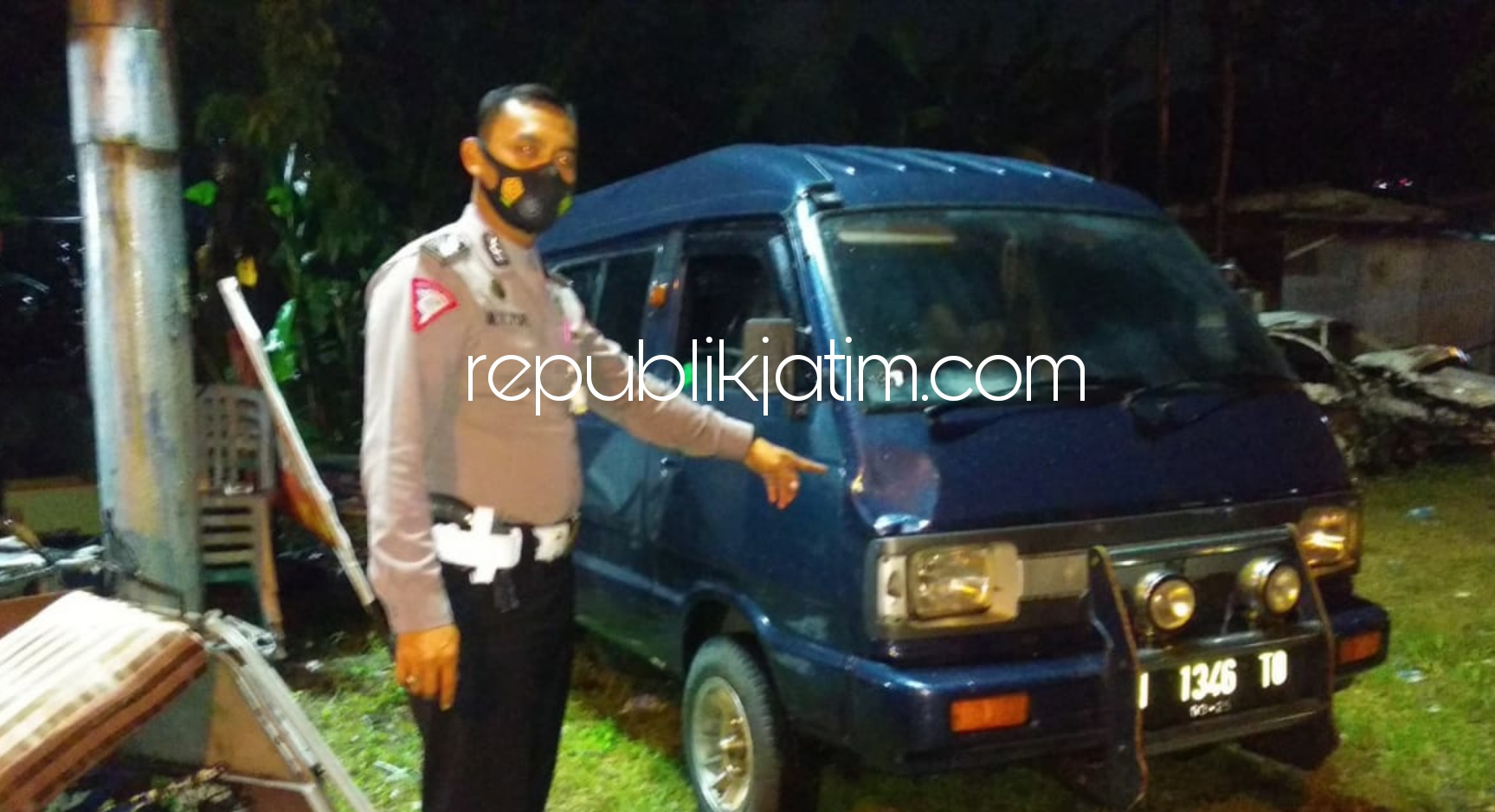 BUKTI - Petugas Lantas menunjukkan barang bukti mobil Suzuki Carry yang diduga menabrak dua korban pejalan kaki di JL Raya Surabaya - Mojokerto, Desa Keboharan, Kecamatan Krian, Sidoarjo, Minggu (24/01/2021) malam.