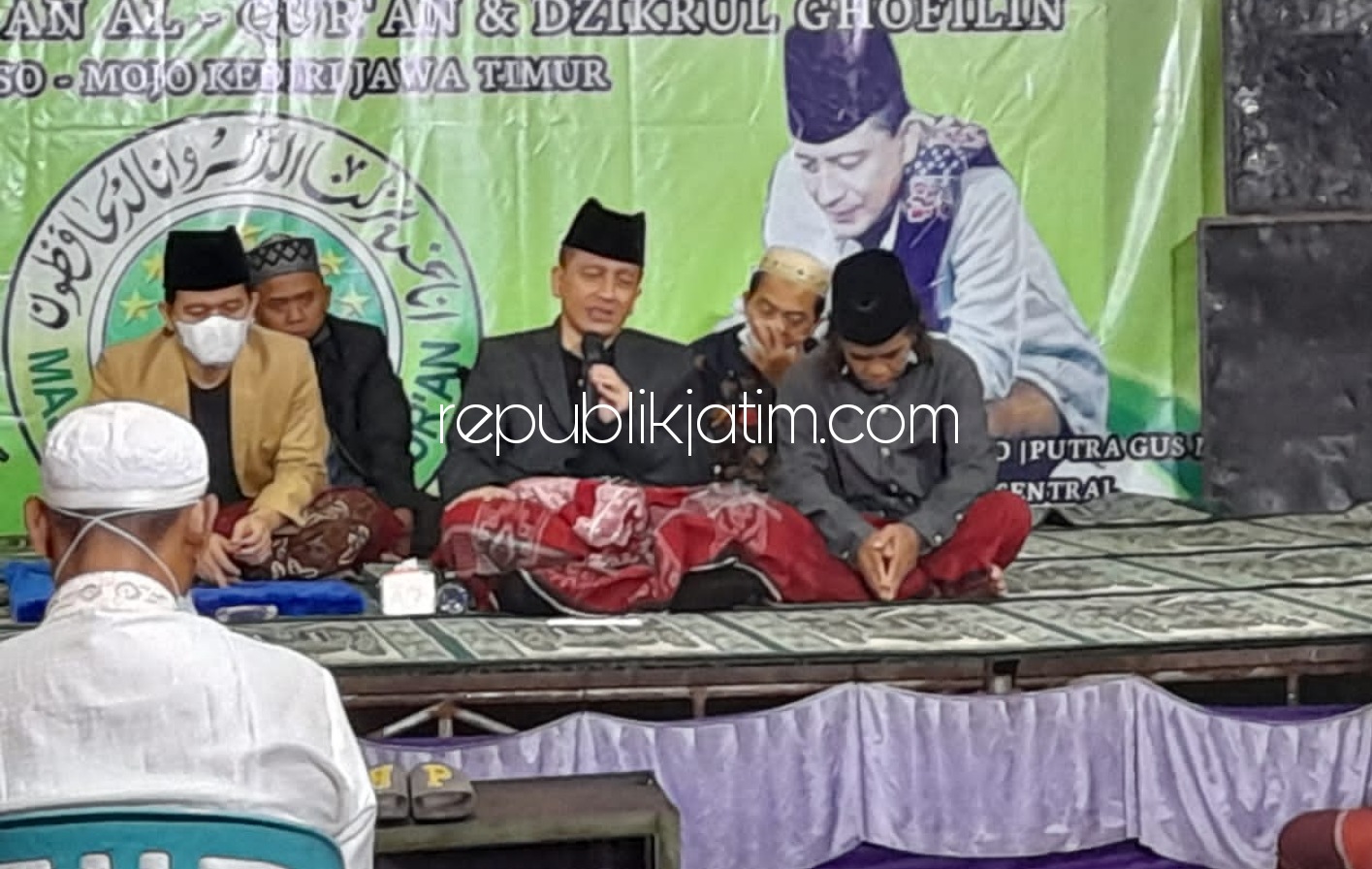 DZIKRUL GHOFILIN - Pengasuh Jamaah Ad' Dhiro', Gus Nurul Huda bersama Gus Sabuth serta jamaah memberi ceramah dan doa di Desa Kemangsen, Kecamatan Balongbendo, Sidoarjo Senin (25/01/2021) malam.