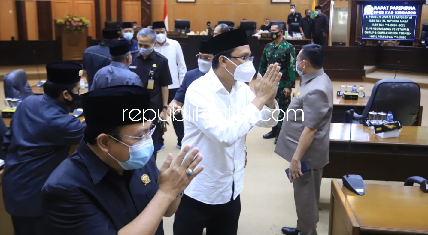 HADIRI - Bupati dan Wakil Bupati Sidoarjo Terpilih, Ahmad Muhdlor Ali dan Subandi (Gus Muhdlor - Subandi) bakal mempercepat lelang proyek agar Silpa Rp 1,2 triliun tidak terulang lagi di masa pemerintahannya, Selasa (26/01/2021).