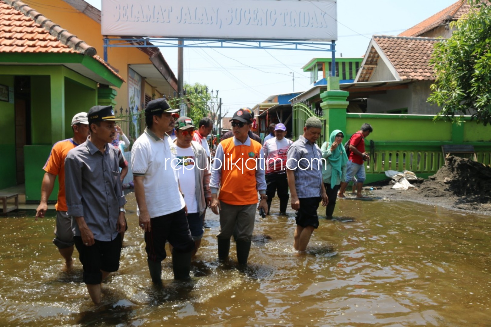 NORMALISASI - Plt Bupati Sidoarjo, Nur Ahmad Syaifuddin didampingi sejumlah kepala dinas dan Forkopimka Tanggulangin mengecek banjir berhari-hari di Desa Kedungbanteng, Kecamatan Tanggulangin, Sidoarjo, Minggu (26/01/2020). 