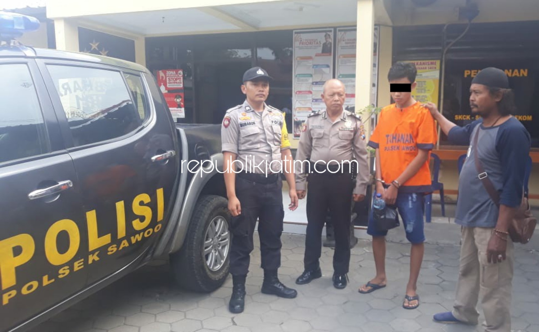 DIRINGKUS - Petugas Polsek Sawoo berhasil meringkus Muhammad Yakub R (20) warga Dusun Karangjati, Desa Grogol, Kecamatan Sawoo, Ponorogo yang dituding mengedarkan pil doubel L beserta barang buktinya, Minggu (26/01/2020).