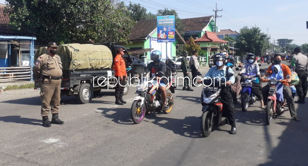 SANKSI - Sejumlah petugas saat memberikan tindakan sanksi sosial kepada para pelanggar protokol kesehatan saat Operasi Yustisi di Perempatan Jetis, Ponorogo, Selasa (26/01/2021). 