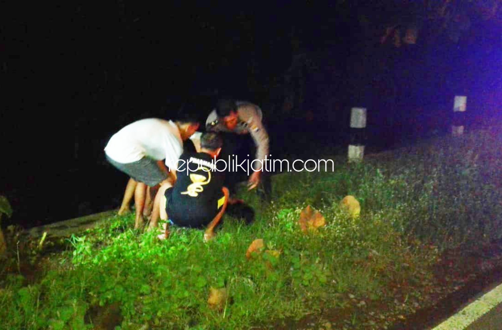 LAKA TUNGGAL - Diduga akibat mengantuk pemotor asal Pacitan Lasmi Harini (30) terjun masuk ke sungai hingga mengalami luka di kaki dan tangannya dievakuasi warga dan polisi, Sabtu (25/01/2020) dini hari.