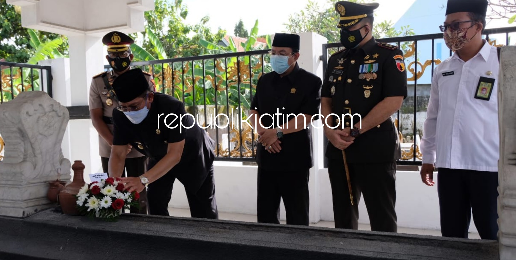 ZIARAH - Pj Bupati Sidoarjo, Hudiyono bersama Forkopimda dan para Kepala OPD berziarah ke sejumlah makam mantan Bupati Sidoarjo, Rabu (27/01/2021).