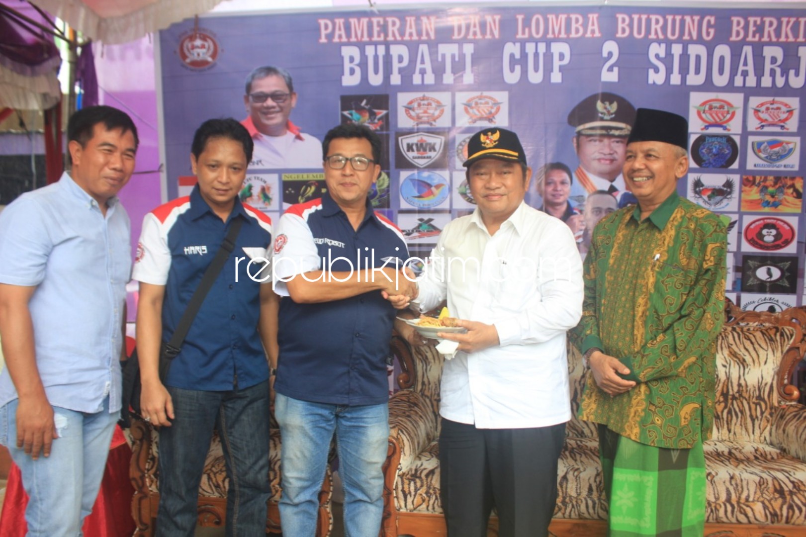 BUKA - Bupati Sidoarjo, Saiful Ilah membuka acara Lomba dan Pameran Burung Berkicau Bupati Cup ke 2 yang diikuti 2.500 peserta di Parkir Timur GOR Sidoarjo, Minggu, (27/01/2019).