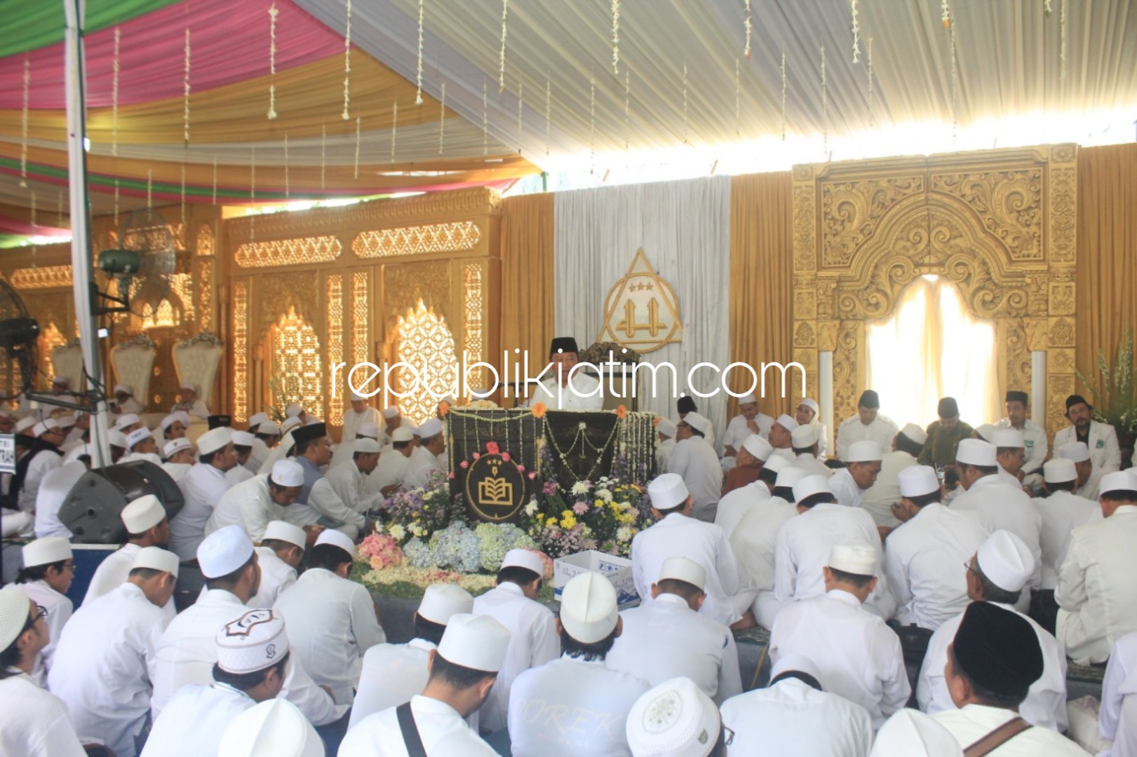 DOA BERSAMA - Ribuan jamaah Al Khidmah berdoa bersama untuk keamanan dan kondusifitas Sidoarjo di halaman Masjid Agung, Minggu (27/01/2019).