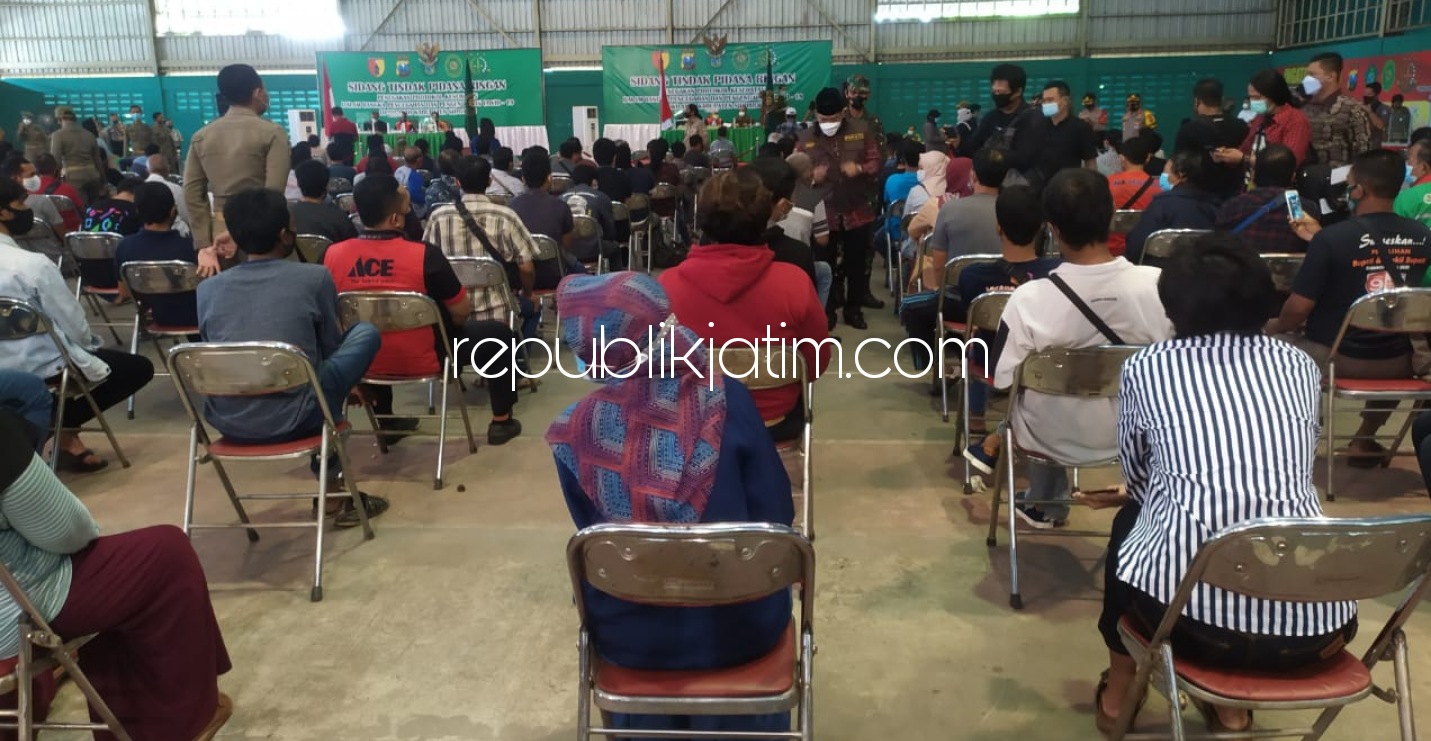 SIDANG - Pj Bupati Sidoarjo, Hudiyono mengecek sidang 2.000 pelanggar Protokol Kesehatan (Prokes) di Lapangan Tennis Indoor GOR Sidoarjo, Kamis (28/01/2021).