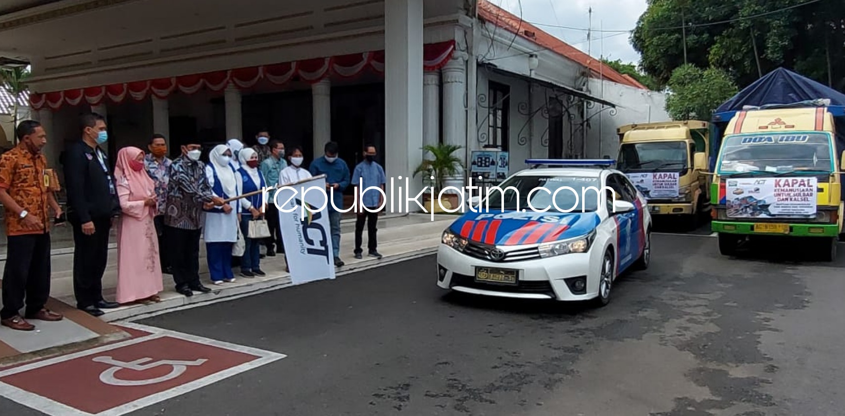 KIRIM - Pj Bupati Sidoarjo, Hudiyono didampingi pengurus ACT Sidoarjo memberangkatkan bantuan sembako 42 ton dan uang tunai Rp 55 juta ke korban banjir di Kalimantan Selatan (Kalsel), Kamis (28/01/2021).