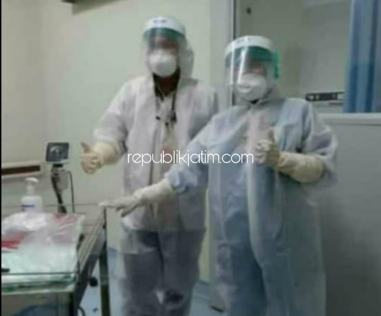 RAWAT - Direktur RSUD Sidoarjo, dr Atok Irawan menunjukkan foto M seorang TKI yang baru tiba dari Hongkong yang dirawat di Ruang Isolasi RSUD Sidoarjo, Selasa (28/01/2020).