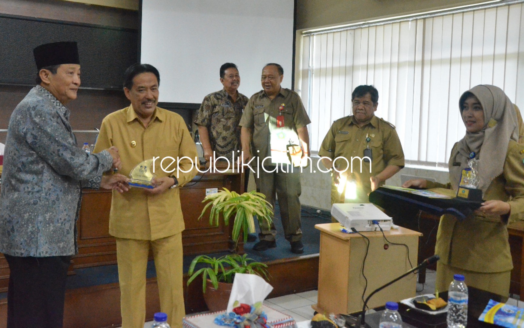 BELAJAR - Walikota Tegal, M Nursoleh bersama rombongan diterima Wakil Bupati Sidoarjo, Nur Ahmad Syaifuddin di ruang rapat Delta Karya Gedung Sekretariat Daerah Kabupaten Sidoarjo, Senin (28/01/2019).