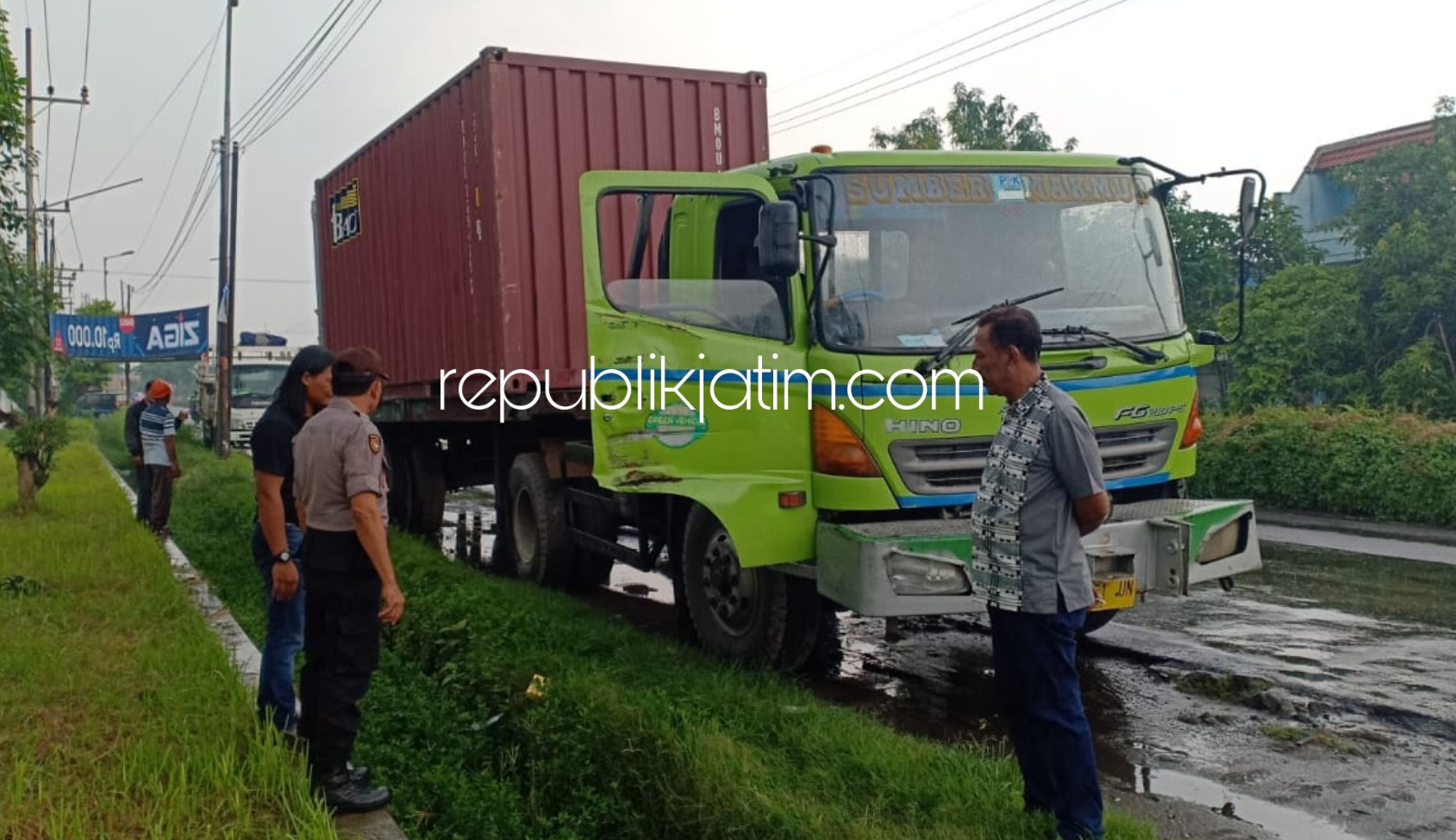 DITEMUKAN - Truk Trailer bermuatan lampu Philip bernopol L 9551 UN yang dilaporkan hilang ditemukan di JL Raya Gedangan - Sedati, Selasa (28/01/2020). 