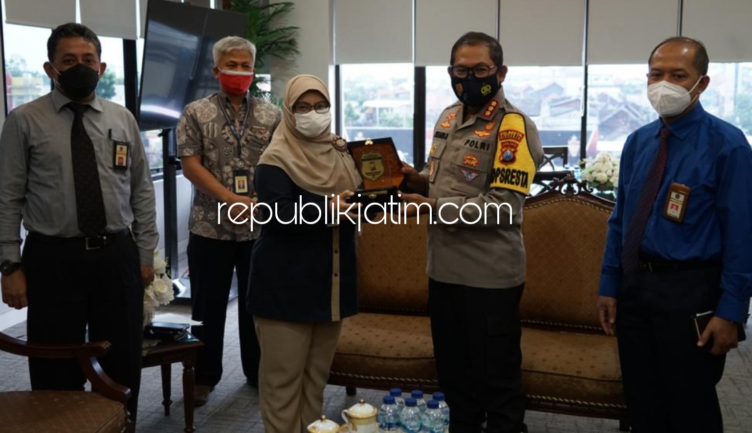 SINERGI - Kabid P2Humas Kanwil DJP Jatim II,Takari Yoedaniawati menyerahkan cindera mata ke Kapolresta Sidoarjo, Kombes Pol Sumardji sekaligus mengajak polisi memperkuat sinergi mewujudkan kepatuhan Wajib Pajak melaporkan SPT Tahunan, Kamis (28/01/2021).