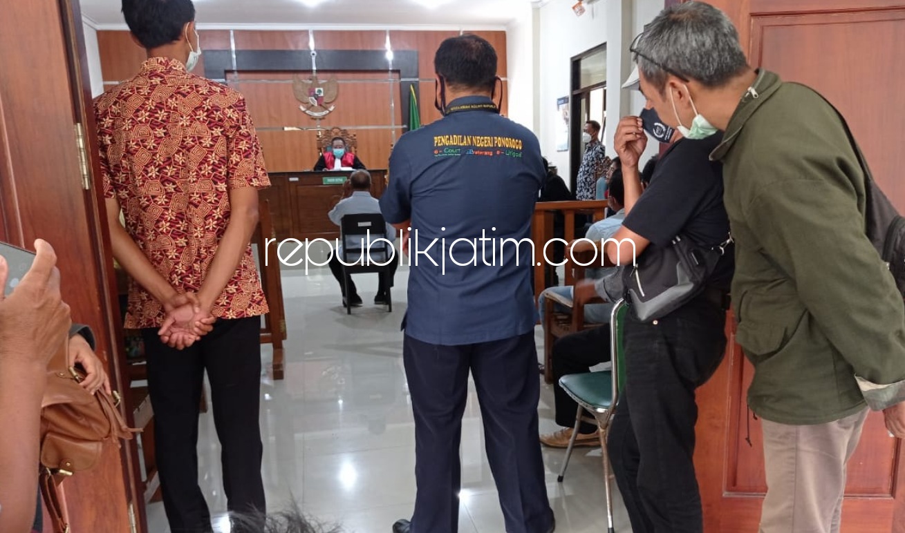 SIDANG - Pelaksanaan sidang dakwaan ujaran kebencian dengan terdakwa Beni Sulistyanto (63) mantan anggota DPRD Ponorogo di Pengadilan Negeri Ponorogo, Kamis (28/01/2021).