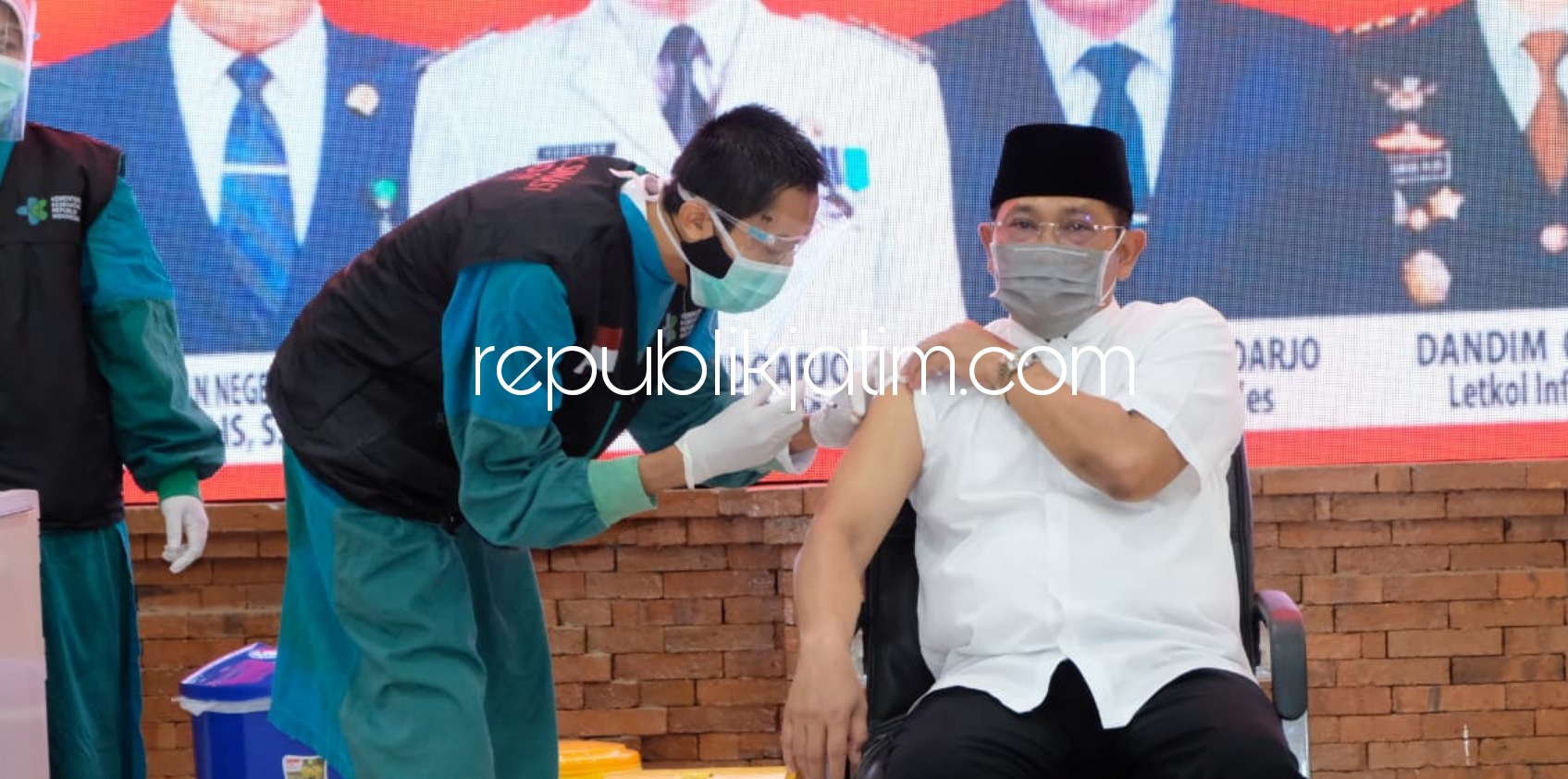 VAKSIN - Pj Bupati Sidoarjo, Hudiyono mengikuti vaksin tahap kedua di Gedung Hemodialisa RSUD Sidoarjo, Jumat (29/01/2021).