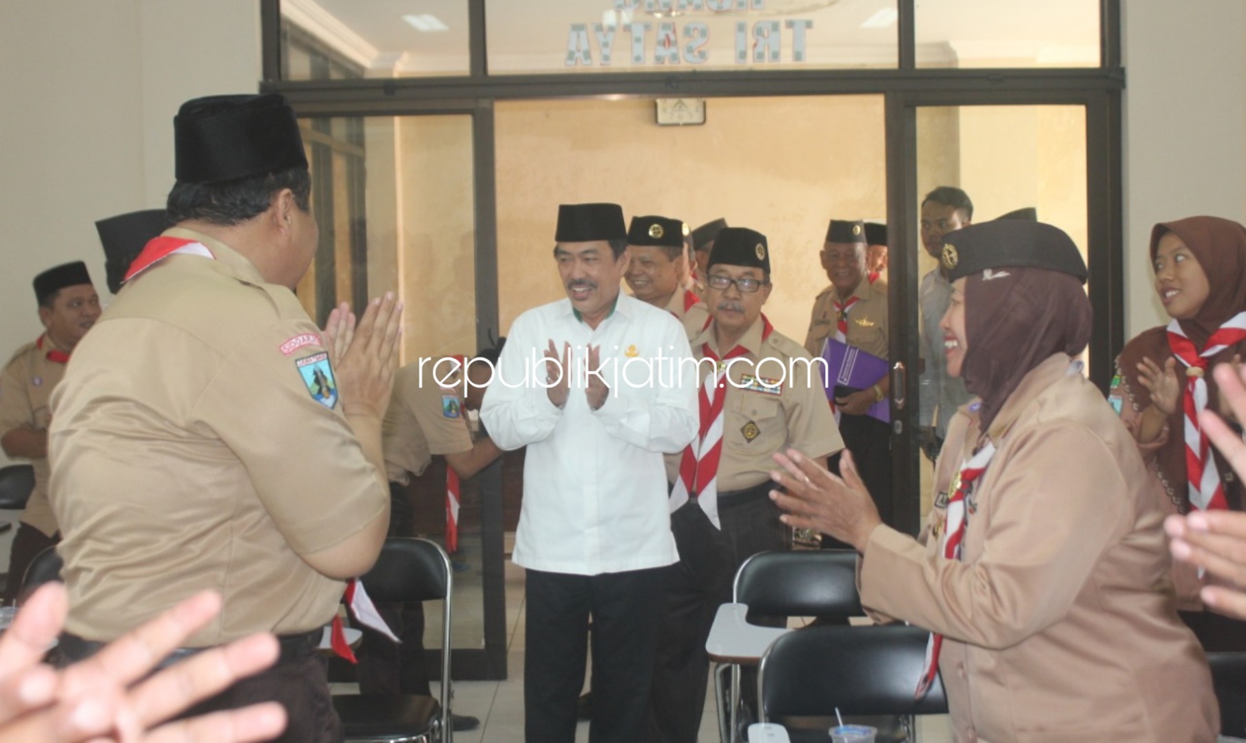 DISAMBUT - Plt Bupati Sidoarjo, Nur Ahmad Syaifuddin yang juga Ketua Kwarcab Sidoarjo disambut para pengurus dalam Rapat Kerja Cabang (Rakercab) Gerakan Pramuka Kwartir Cabang Sidoarjo Tahun 2020 Rabu, (29/01/2020). 