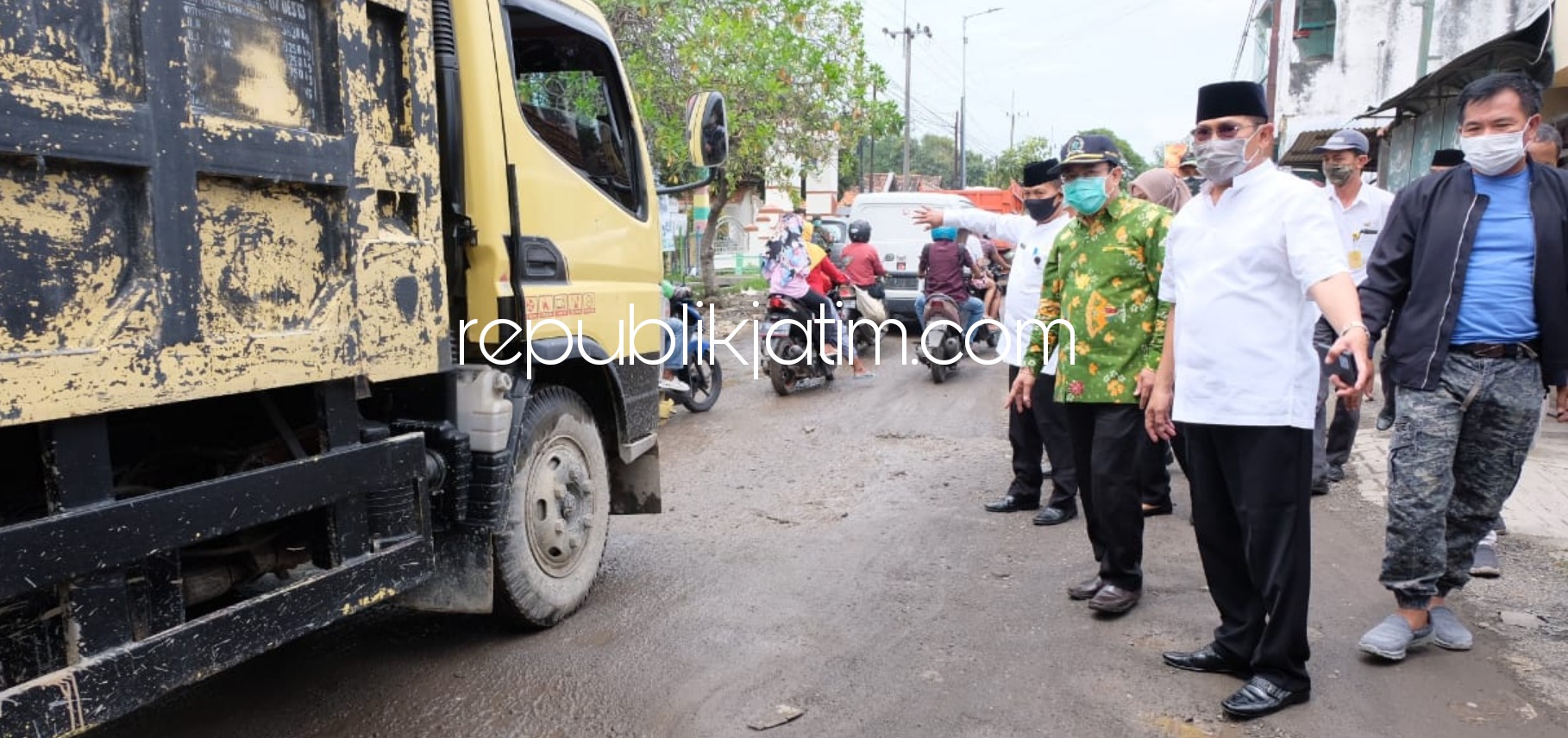 SIDAK - Pj Bupati Sidoarjo, Hudiyono dan Ketua DPRD Sidoarjo, Usman menggelar sidak JL Raya Buncitan, Kecamatan Sedati, Sidoarjo yang dalam kondisi rusak berat, Jumat (29/01/2021).