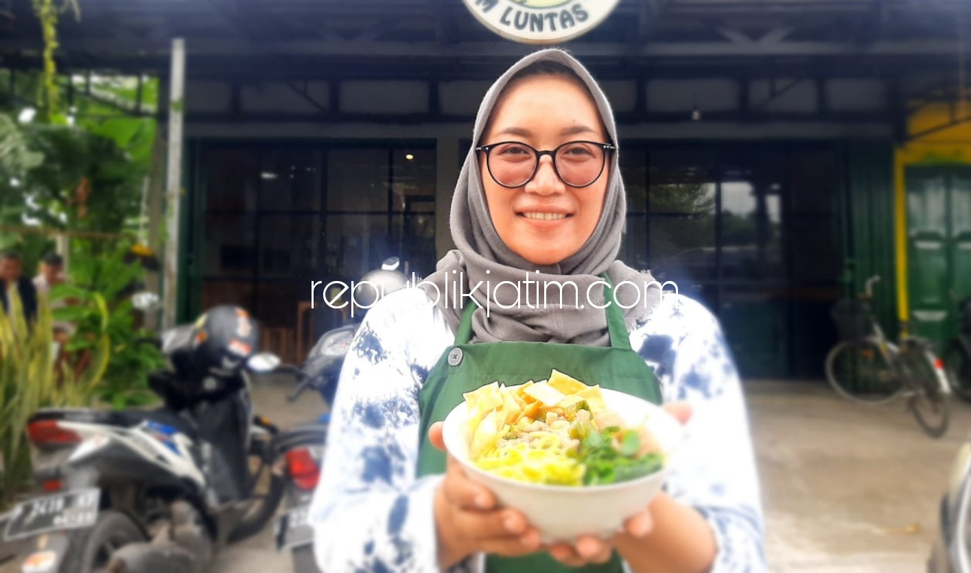 MIE LUNTAS - Salah seorang pembeli, Mukhlason menikmati Mie Luntas sayur kelor milik Ririn Wulandari di Omah Sinom Luntas, Desa/Kecamatan Balongbendo, Sidoarjo, Jumat (29/01/2021).