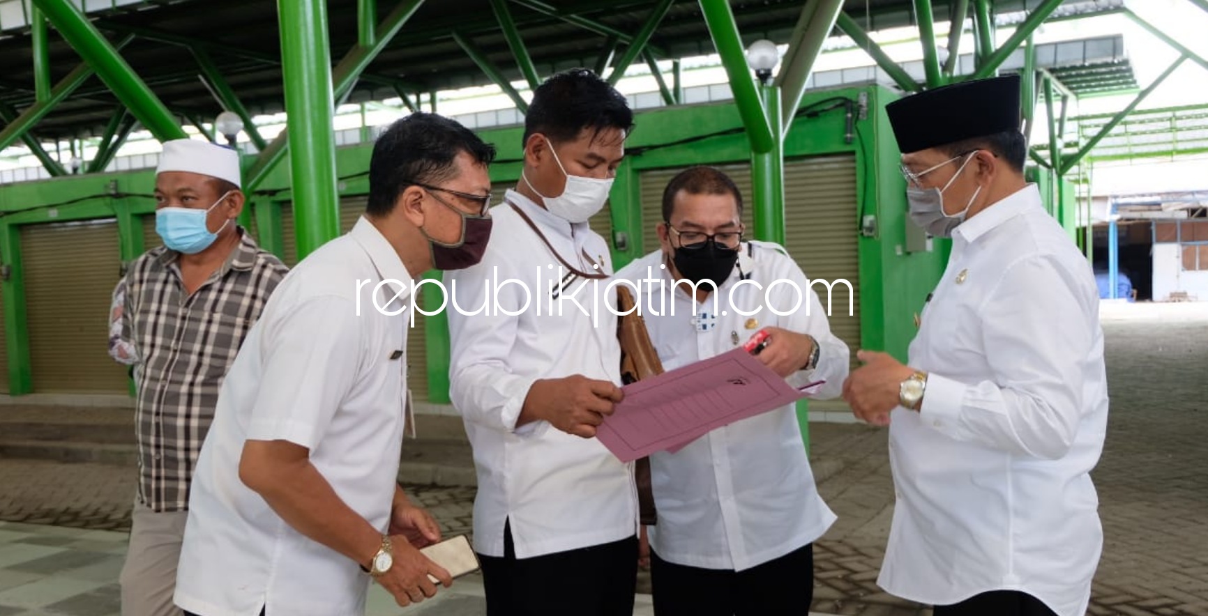 SIDAK - Pj Bupati Sidoarjo, Hudiyono didampingi Kepala Disperindag Pemkab Sidoarjo, Tjarda menggelar sidak stan dan kios di Pasar Baru Porong yang baru selesai dibangun, Jumat (29/01/2021).