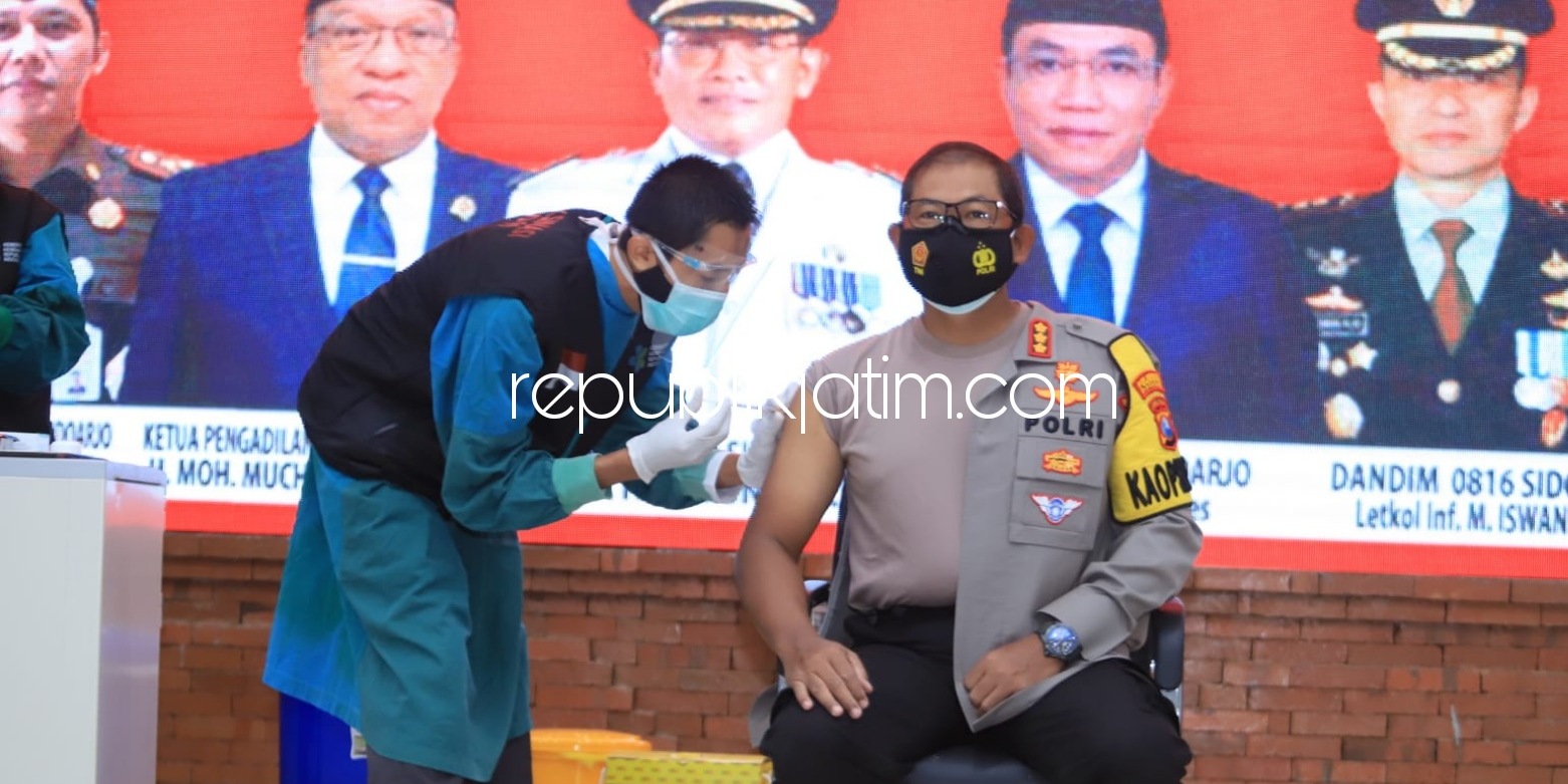 VAKSIN - Kapolresta Sidoarjo, Kombes Pol Sumardji bersama Forkopimda Sidoarjo dan tokoh agama mengikuti vaksinasi Covid-19 tahap dua di Gedung Hemodialisis Rumah Sakit Umum Daerah (RSUD) Sidoarjo, Jumat (29/01/2021).