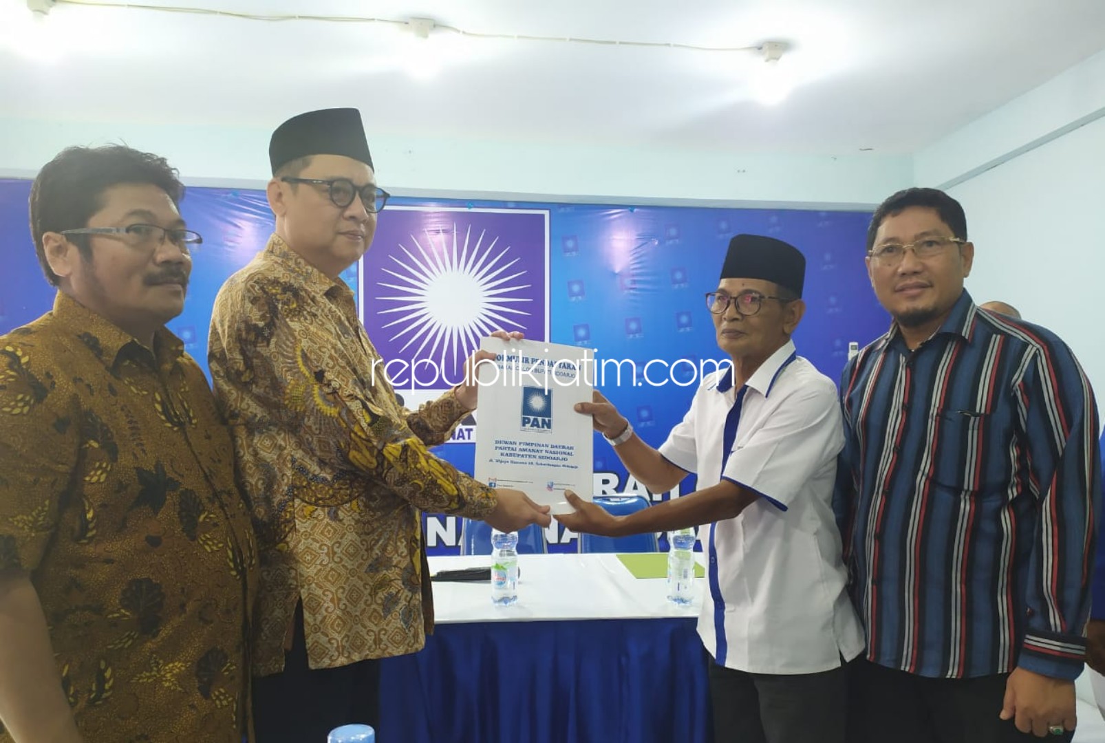 SERAHKAN MANDAT - Ketua DPD PAN Sidoarjo, Ahmad Dzul Himam menyerahkan mandat kepada Bacabup Sidoarjo, Kelana Aprilianto untuk menentukan pasangan Bacawabup dan Koalisi Partai di kantor DPD PAN Sidoarjo, Kamis (30/01/2020).