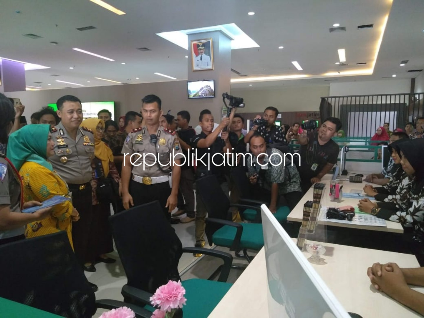 LAYANAN BARU - Kasat Lantas Polresta Sidoarjo, Kompol Fahrian Saleh Siregar mengecek kondisi layanan SIM di stan Mal Pelayanan Publik, Selasa (29/01/2019) kemarin.