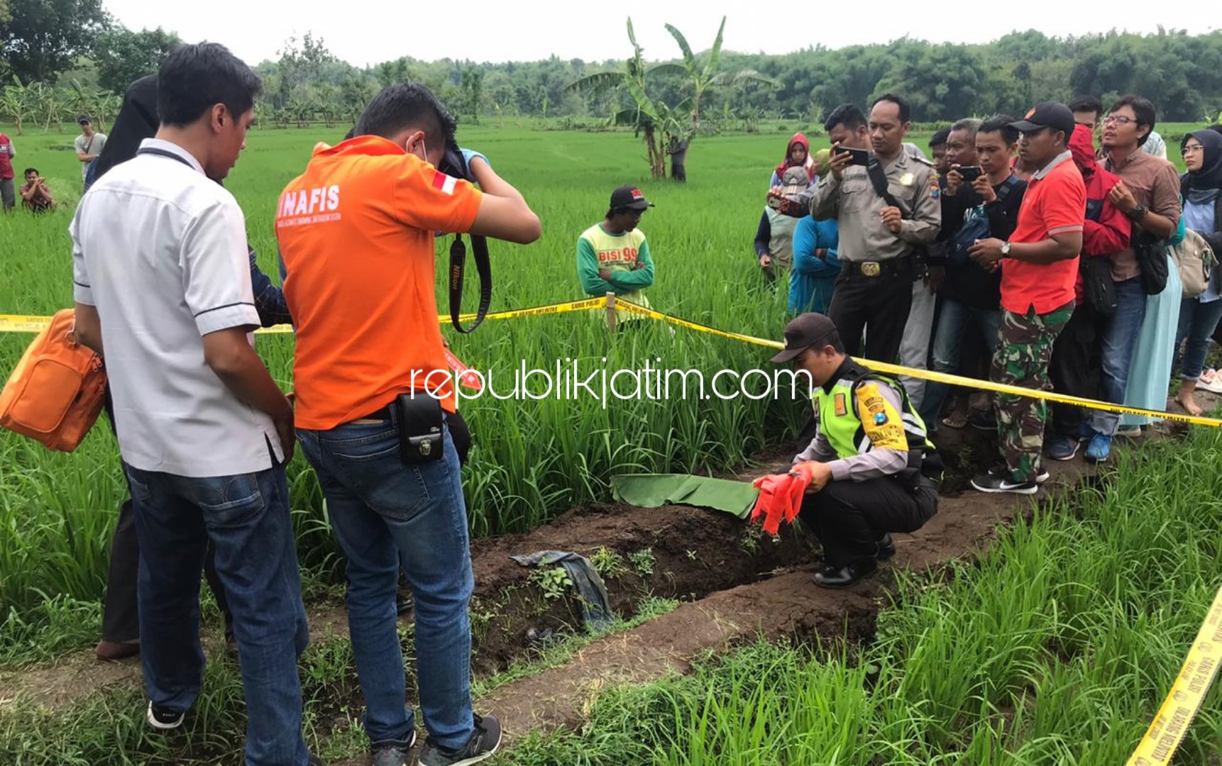 MAYAT BAYI - Kapolres Ponorogo AKBP Arief Fitrianto saat memimpin langsung olah TKP penemuan mayat bayi yang dikubur di saluran air di tengah persawahan Dusun Kaponan III, Desa Kaponan, Kecamatan Mlarak, Ponorogo, Kamis (30/01/2020).