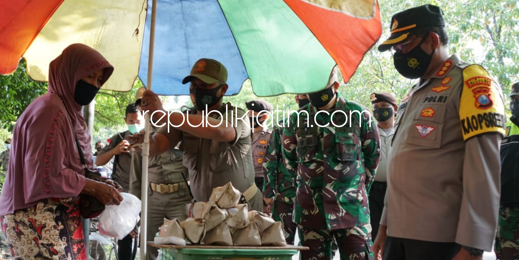 DISIPLIN - Forkopimda Sidoarjo turun ke kawasan PKL Gadung Fajar dan Taman Pinang Indah (TPI) untuk membubarkan kerumunan sekaligus mensosialisasikan protokol kesehatan, Minggu (31/01/2021).