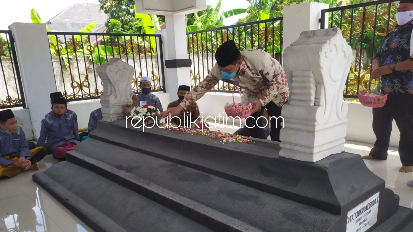 ZIARAH - Dewan Pakar DPP Partai Gerindra, Bambang Haryo Soekartono (BHS) berziarah dan berdoa di makam Bupati Sidoarjo Pertama (1859 - 1863), RTP Tjokronegoro I bersama puluhan anak yatim piatu, Minggu (31/01/2021).