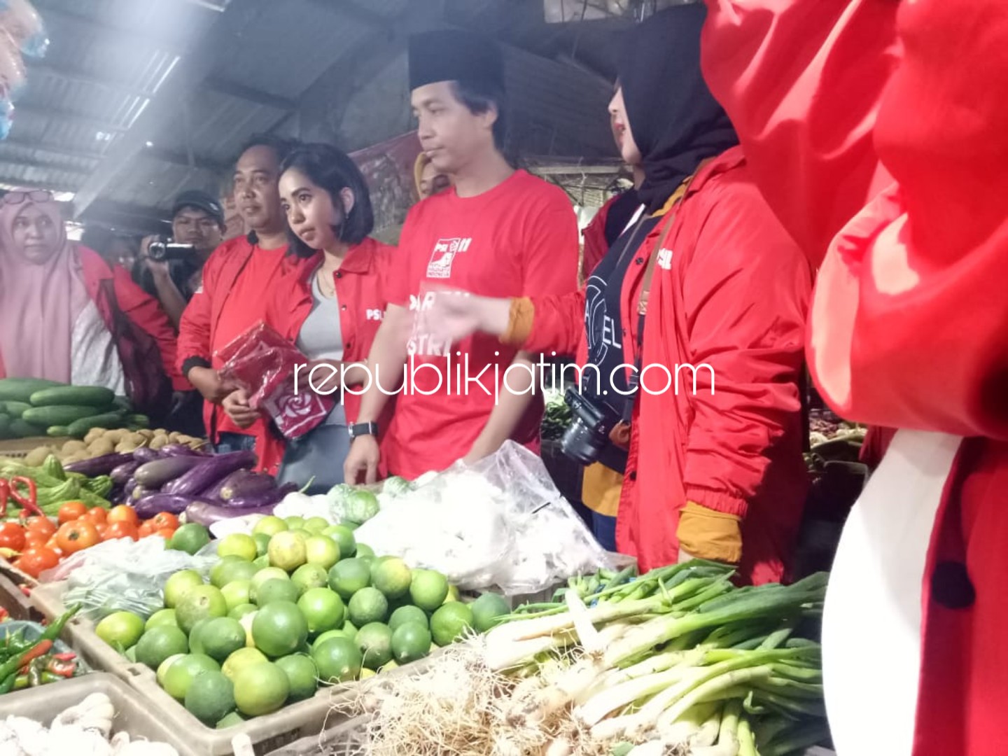 BLUSUKAN - Para pengurua dan Caleg Partai Solidaritas Indonesia (PSI) dipimpin Sekjen PSI, Raja Juli Antoni blusukan ke Pasar Larangan, Kecamatan Candi, Sidoarjo untuk memastikan harga sembako, Kamis (31/01/2019).