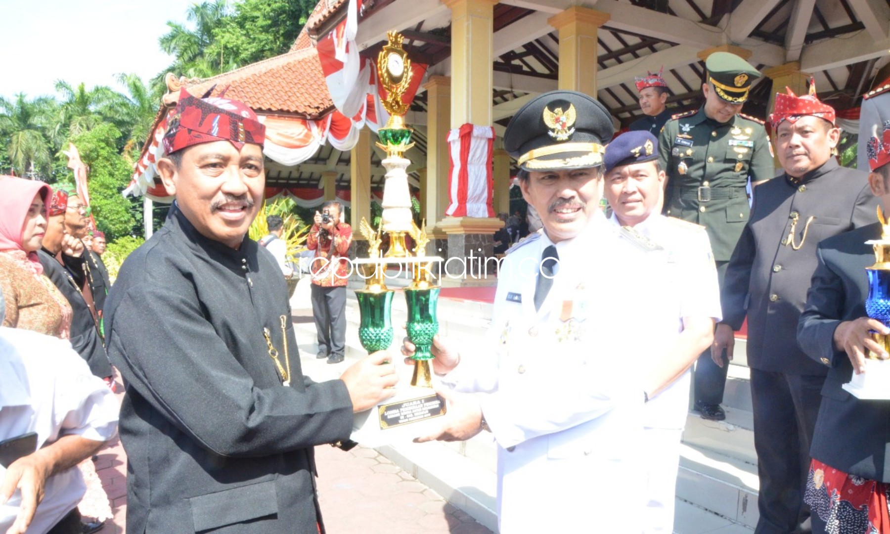 PENGHARGAAN - Wabup Sidoarjo, Nur Ahmad Syaifuddin menyerahkan penghargaan kepada para desa, kelurahan, kecamatan hingga Karang Taruna dan sejumlah pelaku usaha industri mulai hotel hingga manufaktur yang ada di Sidoarjo, Jumat (31/01/2020).