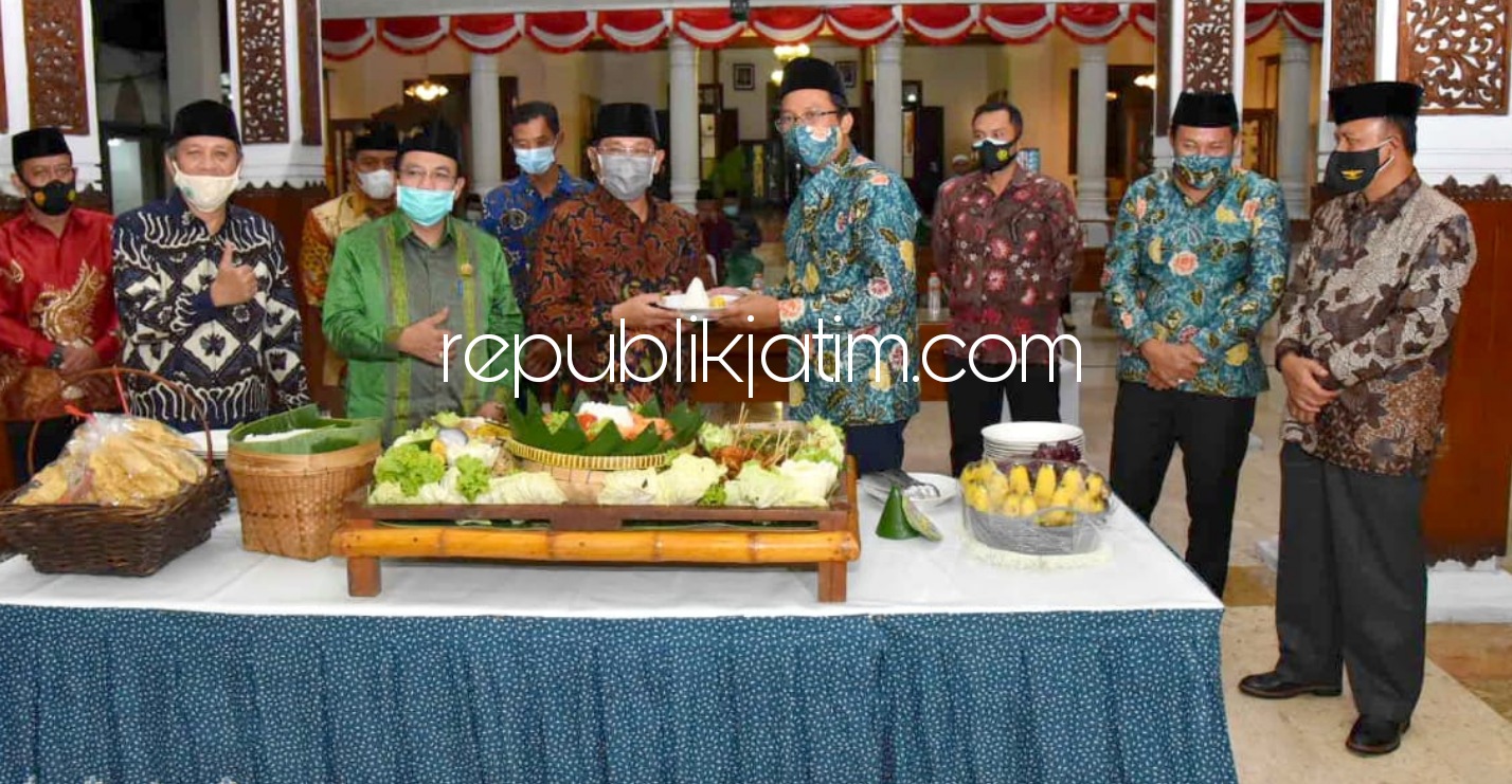 SYUKURAN - Pj Bupati Sidoarjo, Hudiyono menyerahkan potongan tumpeng hari jadi Kabupaten Sidoarjo ke 162 ke Bupati Sidoarjo Terpilih, Ahmad Muhdlor Ali (Gus Muhdlor) di Pendopo Delta Wibawa, Sabtu (30/01/2021) malam.