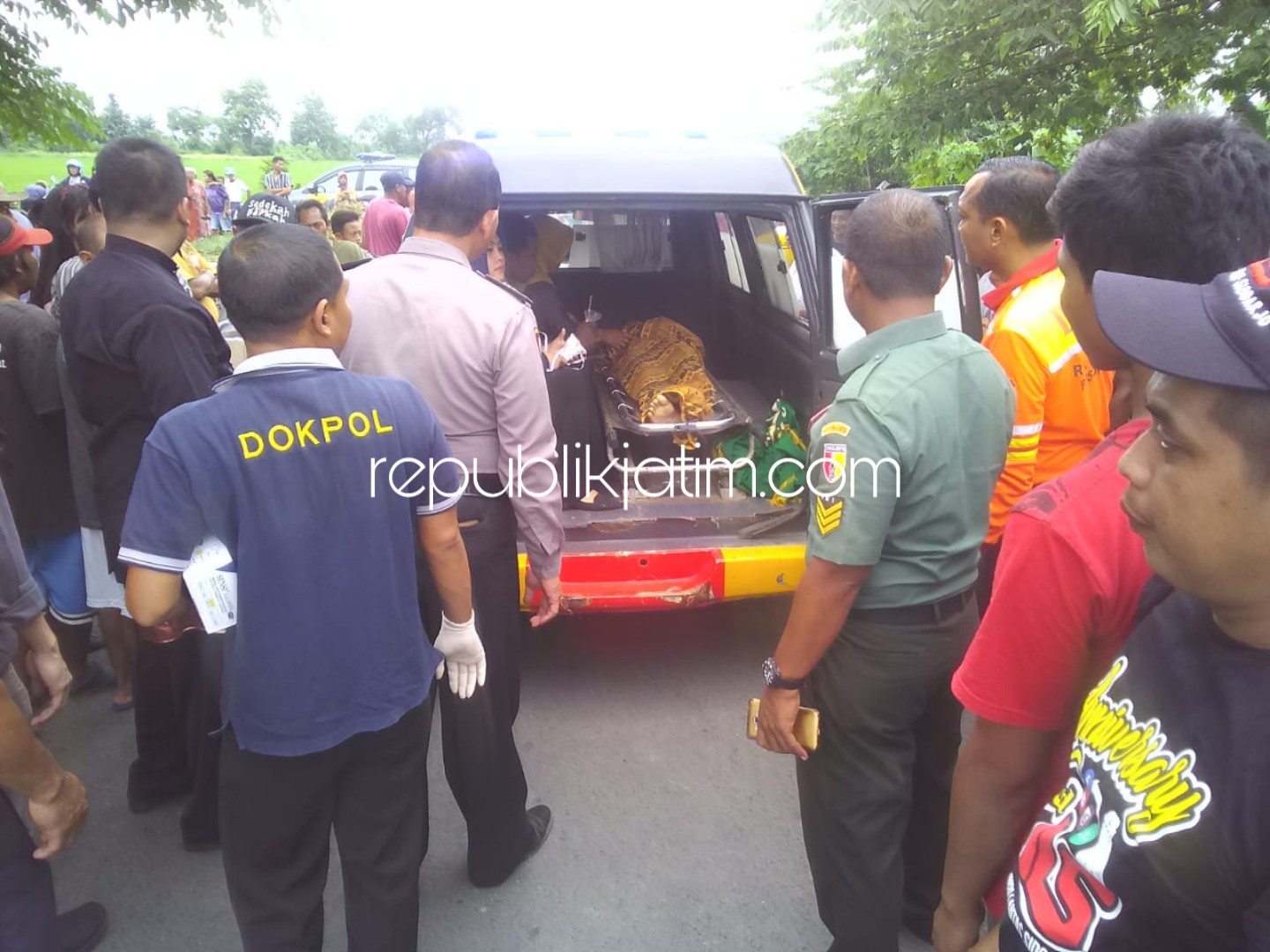 TEWAS - Jenazah Adi Wartono (24) saat ditemukan warga di Sungai Dusun Luwung, Desa Ganggangpanjang, Kecamatan Tanggulangin, Sidoarjo hendak dievakuasi ke Rumah Sakit Pusdik Gasum Porong, Kamis (31/01/2019).