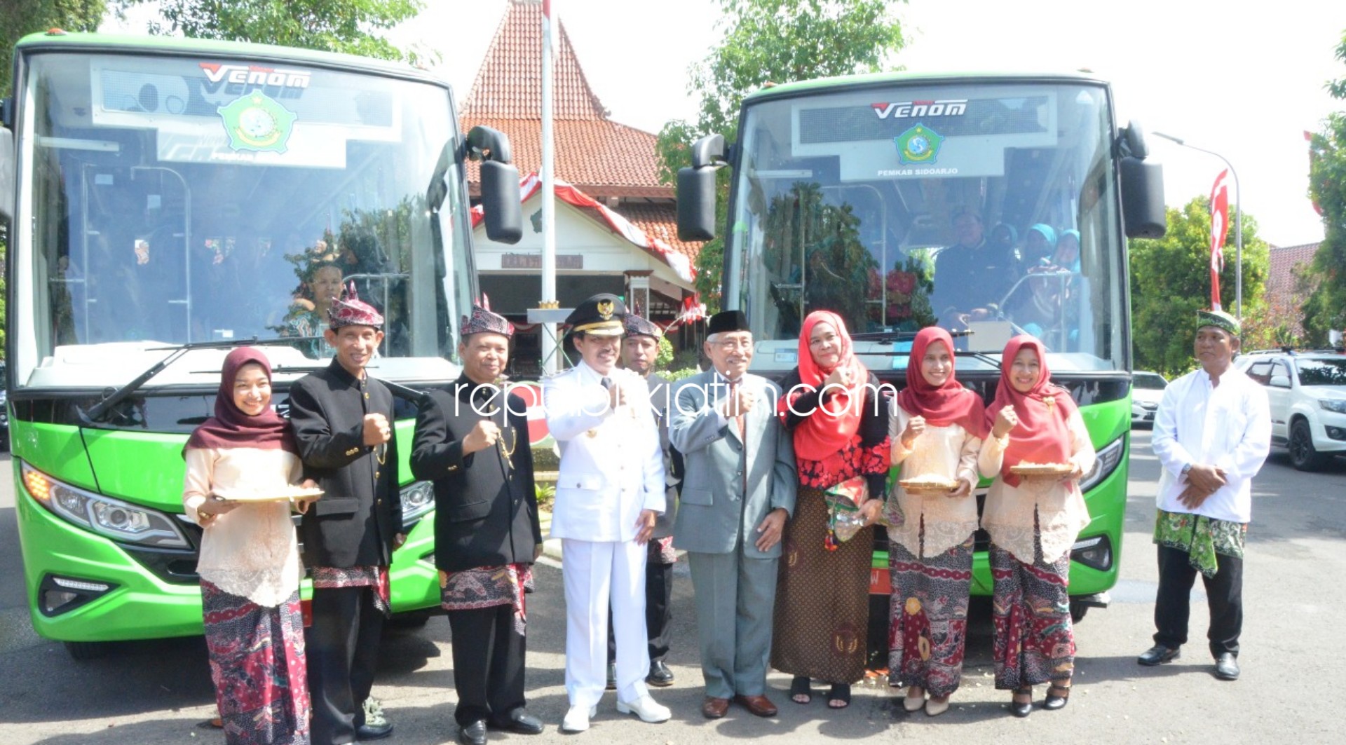 BUS BELAJAR - Dinas Pendidikan dan Kebudayaan Pemkab Sidoarjo menyiapkan 2 bus untuk pembelajaran diluar kelas yang diresmikan Plt Bupati Sidoarjo, Nur Ahmad Syaifuddin didampingi Kepala Dinas Pendidikan dan Kebudayaan, Asrofi, Jumat (31/01/2020).