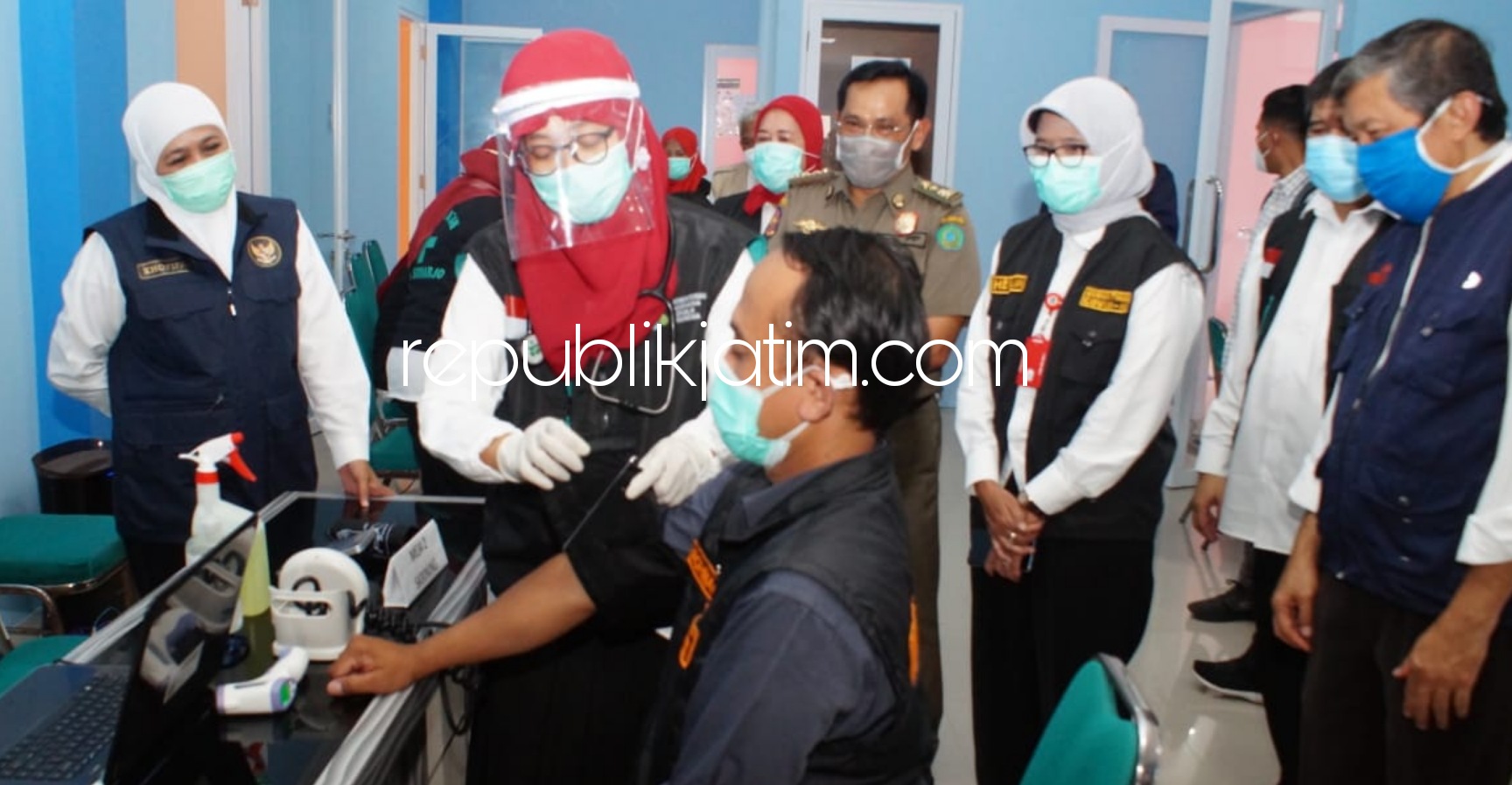 SIDAK - Gubernur Jatim, Khofifah Indar Parawansa ditemani Pj Bupati Sidoarjo, Hudiyono menggelar sidak vaksin bagi tenaga kesehatan (Nakes) di RS Delta Surya Sidoarjo, Minggu (31/01/2021). 