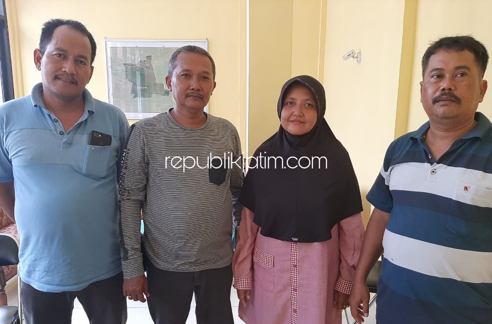 PASUTRI - Cakades Seduri, Kecamatan Balongbendo, Suparman sebagai petahana bersaing dengan Cakades, Atik Pudjiastutik yang tak lain istrinya karena tak ada calon lain yang maju dalam Pilkades Serentak April 2020 mendatang, Kamis (30/01/2020).