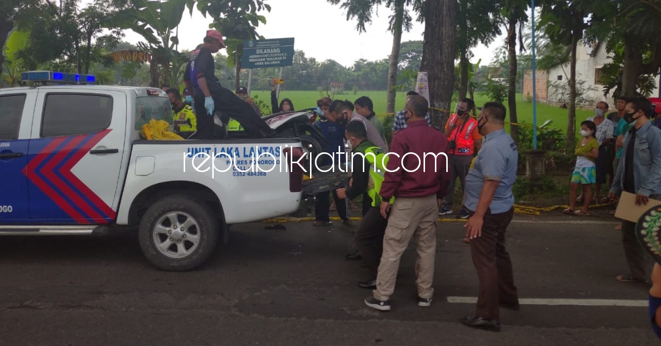 LAKA LANTAS - Petugas mengevakuasi dan melakukan olah TKP penemuan mayat dalam sungai Desa Plosojenar, Kecamatan Kauman, Ponorogo, Minggu (31/01/2021).
