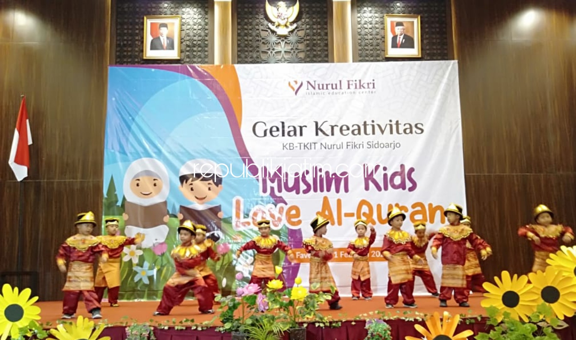 TAMPIL - Sejumlah siswa dan siswi KB TKIT Nurul Fikri Sidoarjo menampilkan kreativitasnya saat untuk kemampuan dihadapan ratusan udangan di Hall Fave Hotel Sidoarjo, Sabtu (01/02/2020).