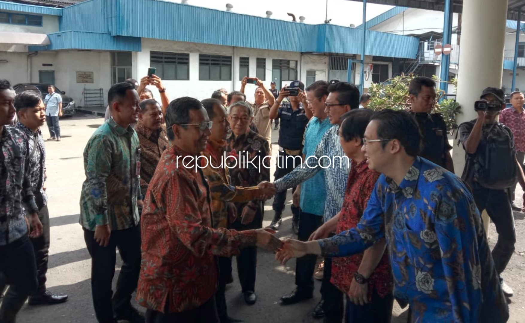 KUNJUNGAN - Menkopolhukam Prof Dr Mahfud MD menggelar kunjungan kerja ke PT Maspion I di JL Ahmad Yani, Aloha, Kecamatan Gedangan, Sidoarjo untuk sosialisasi Omnibus Law, Sabtu (01/02/2020). 