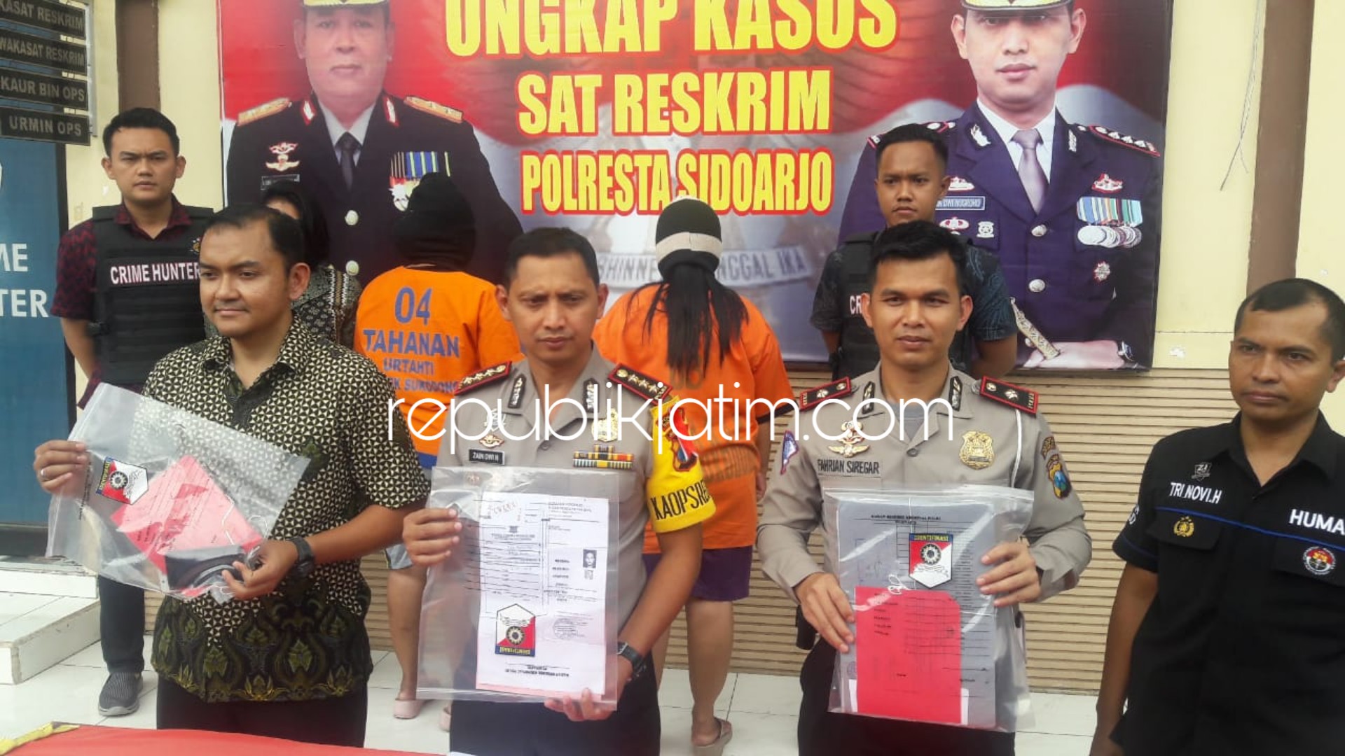 KOMPLOTAN - Kapolresta Sidoarjo, Kombes Pol Zain Dwi Nugroho menunjukkan 2 komplotan calo SIM, Ika Maya Handayani dan Eva diringkus Satuan Reskrim, Polresta Sidoarjo beserta barang buktinya, Jumat (01/02/2019).