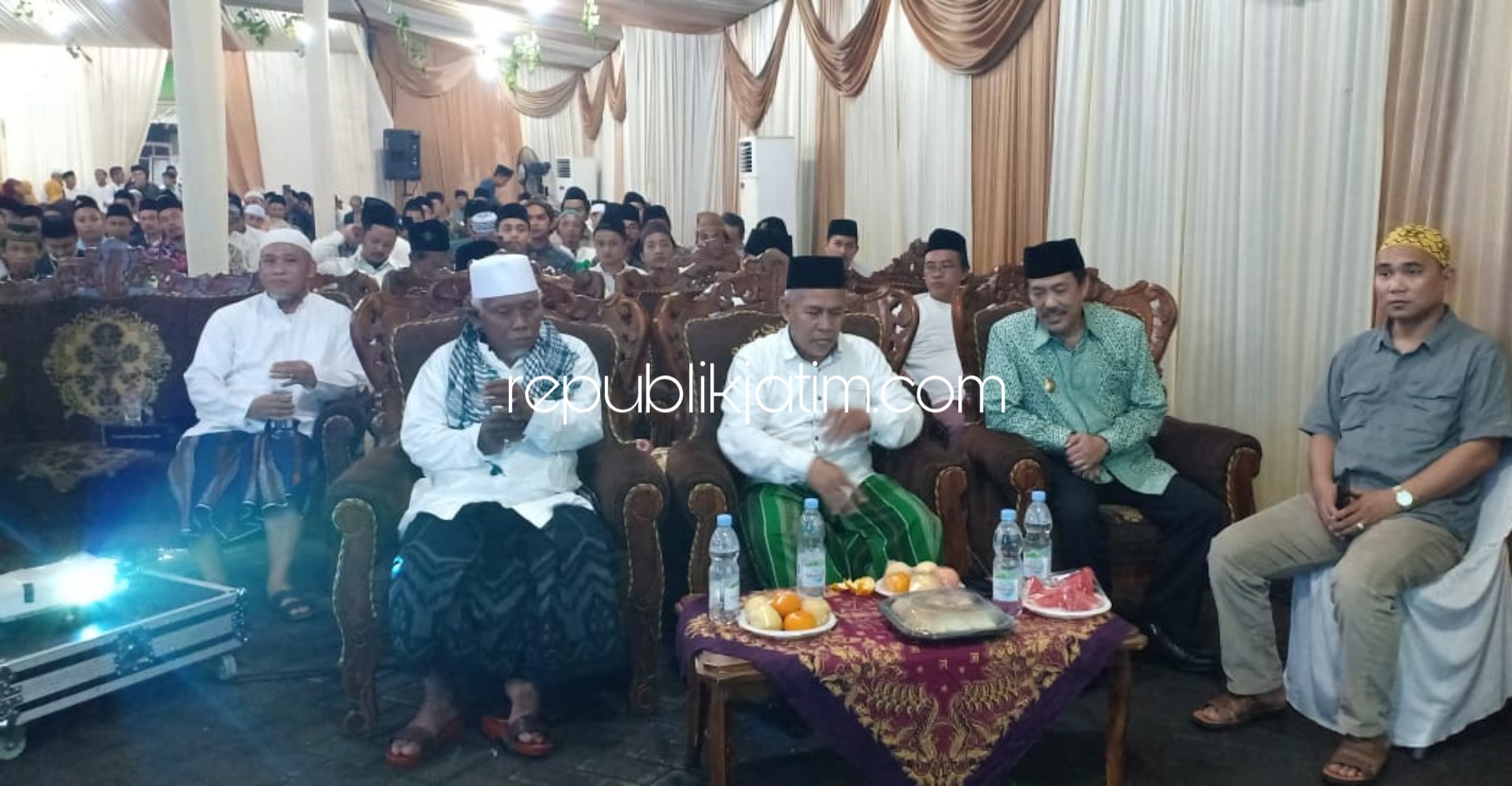 DAURAH - Plt Bupati Sidoarjo, Nur Ahmad Syaifuddin menghadiri Daurah Santri Muassis NU digelar Pimpinan Wilayah Rabithah Ma’ahid Islamiyah (PW RMI) NU Jatim di Ponpes Al Hamdaniyah Desa Siwalanpanji, Buduran, Sidoarjo, Jumat (31/01/2020) malam.