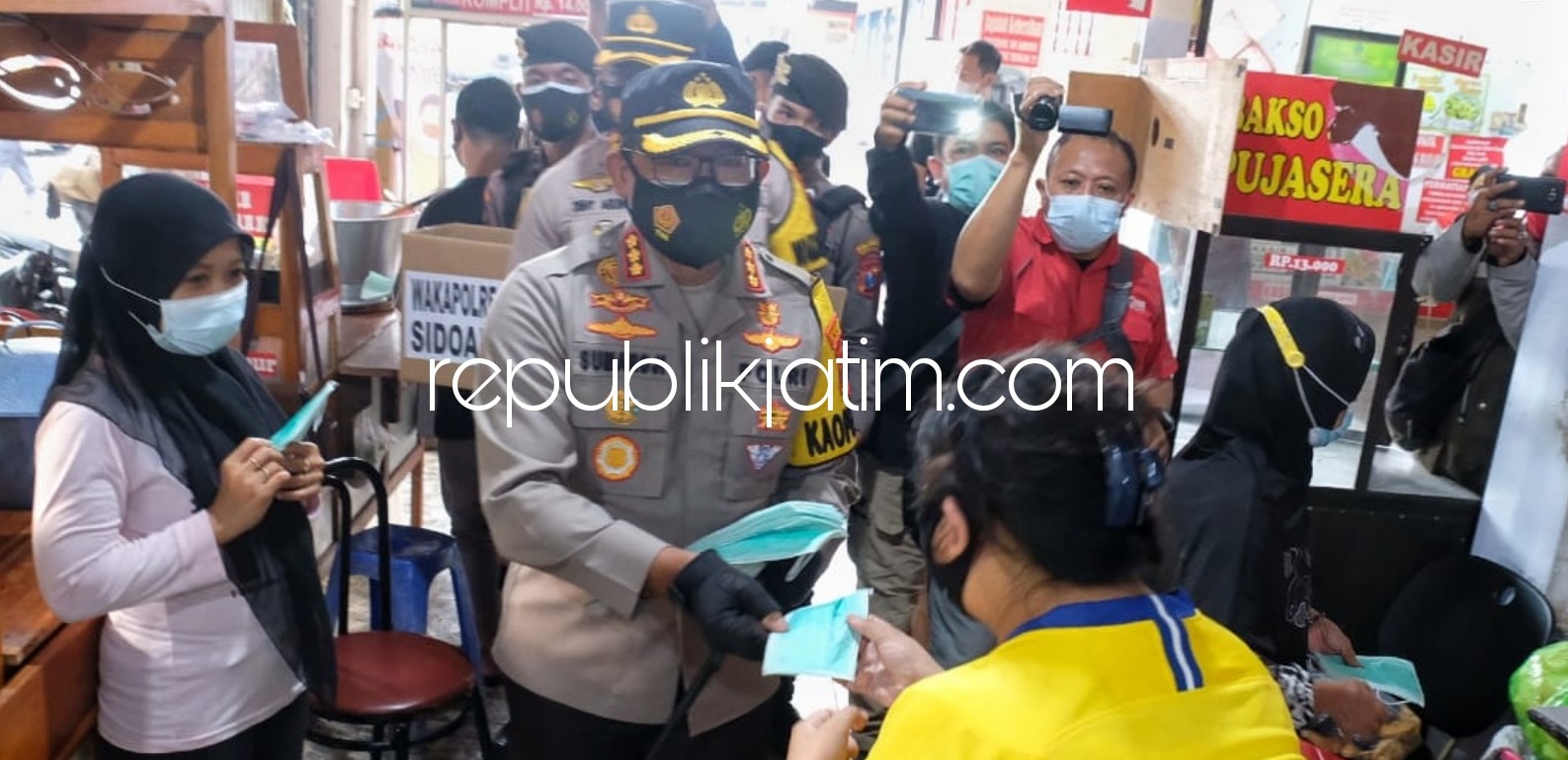 BAGI - Kapolresta Sidoarjo, Kombes Pol Sumardji memimpin pembagian 10.000 masker per hari di kawasan Taman Pinang Indah (TPI) Sidoarjo dengan target menurunkan angka penyebaran Covid-19 selama 10 hari ke depan, Senin (01/02/2021) sore.