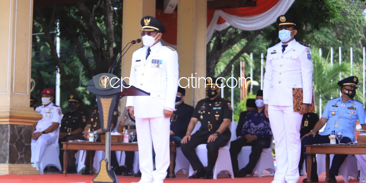 UPACARA - Pj Bupati Sidoarjo, Hudiyono menargetkan vaksinasi Covid-19 bagi warga Sidoarjo selesai dalam satu tahun disampaikan saat Upacara Hari Jadi Kabupaten Sidoarjo ke 162 di Alun-Alun, Senin (01/02/2021).