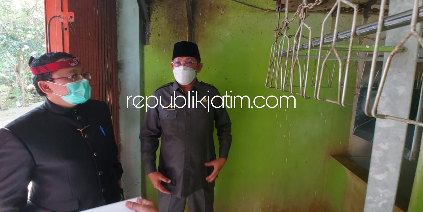 SIDAK - Pj Bupati Sidoarjo, Hudiyono menggelar sidak ke RPH dan RPU Krian karena jasanya dinilai kurang kompetitif dan kalah dengan tarif yang diberikan pihak swasta, Senin (01/02/2021).