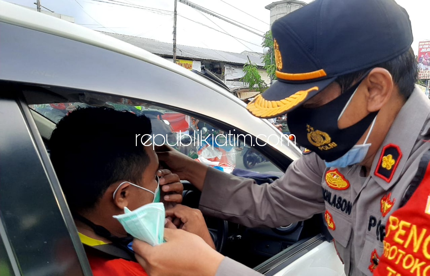 BAGI - Forpimka Krian dibantu para relawan membagikan 1.000 masker ke pengguna jalan di depan Pasar Krian Sidoarjo, Senin (01/02/2021) sore.