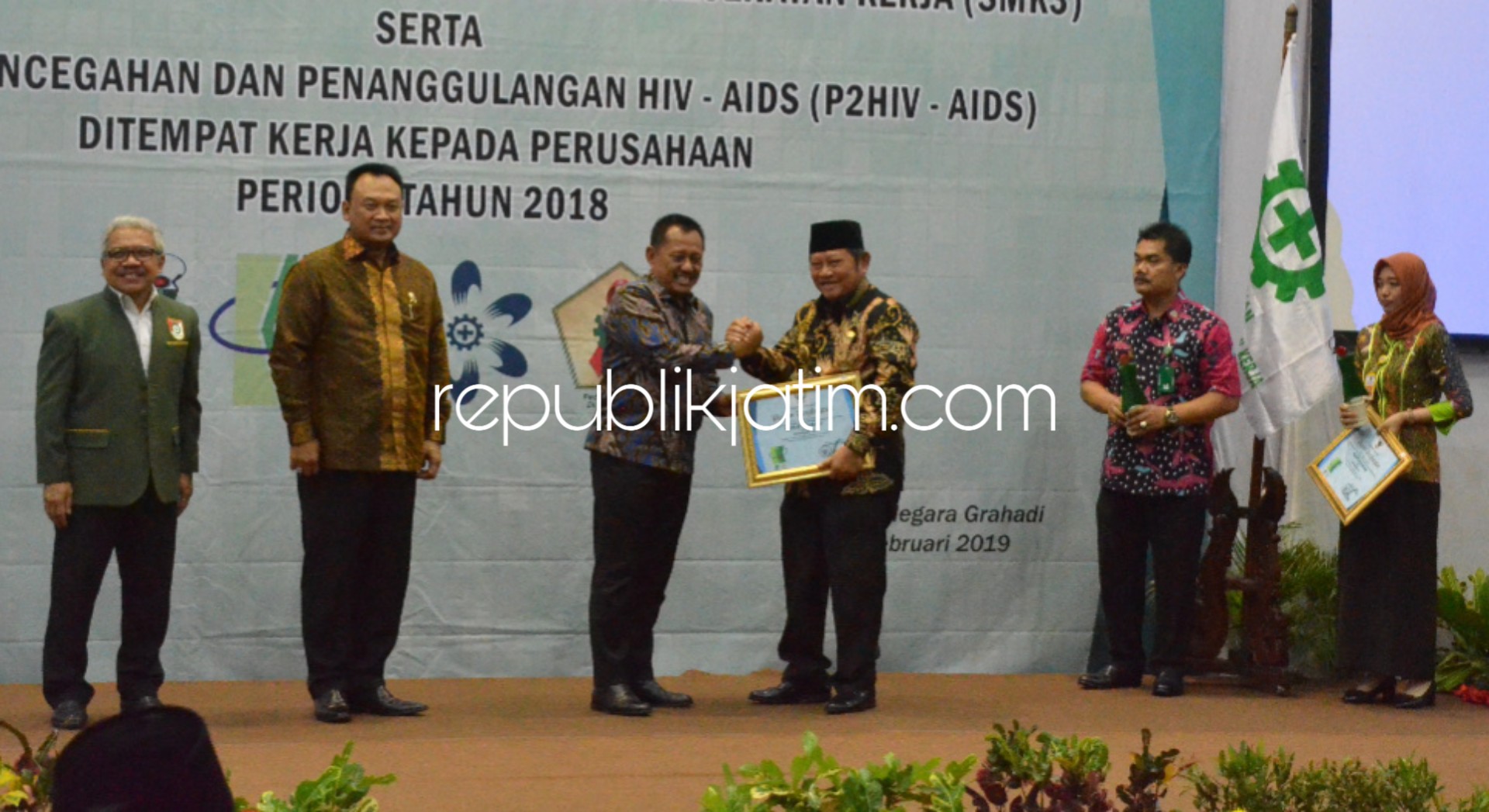 RAIH PENGHARGAAN - Bupati Sidoarjo, Saiful Ilah meraih penghargaan Pembinaan K3 yang diserahkan Sekda Propinsi Jatim, Heru Tjahjono di Gedung Negara Grahadi, Surabaya, Jumat (01/02/2019).